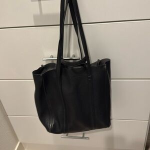 Marc Jacob’s leather tote bag and wallet.